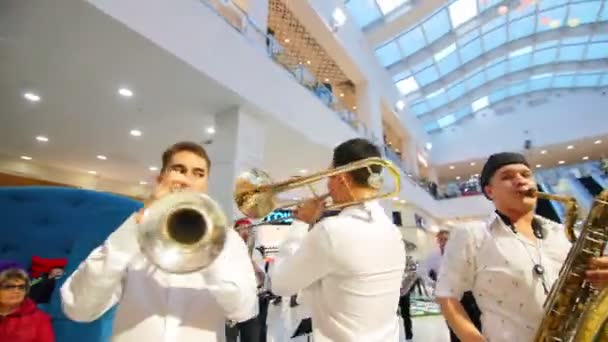 Men band with tuba and trombones play in shopping center — Stock Video
