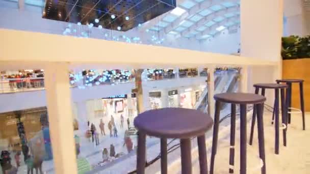 Spectacle de lumière avec des lampes mobiles changeant de couleurs dans le centre commercial — Video