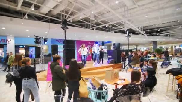 Danseurs se produisent pour le public au concert dans le centre commercial — Video