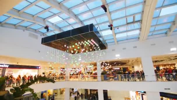 Huéspedes del centro comercial espectáculo de relojes con lámparas de color cambiante — Vídeos de Stock