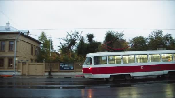Tramways le long de la rue avec des églises cathédrale catholique — Video