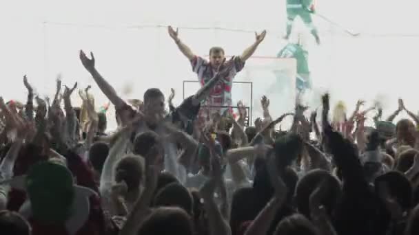 Hoki rajongók vezető taps kezét a nagy modern stadionban — Stock videók