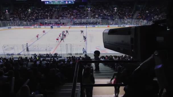 Cameraman films interesante partido de hockey sobre hielo arena — Vídeos de Stock