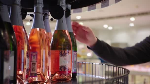 Kunde nimmt köstlichen Champagner im modernen Supermarkt — Stockvideo