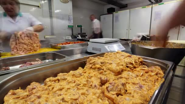 Empleado llena bandeja con deliciosos brochetas crudas en la tienda — Vídeo de stock