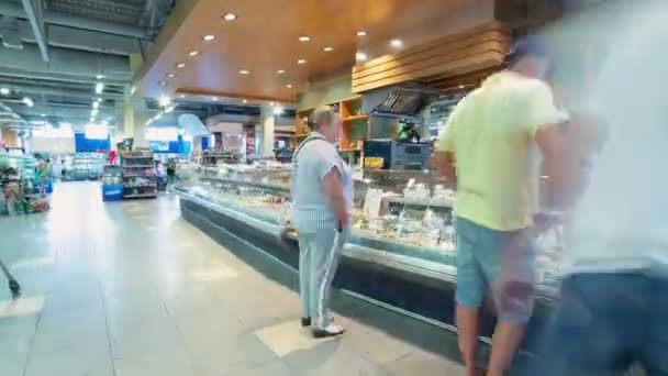 Ruch wzdłuż wyświetlacza z produktami i ludźmi w supermarkecie — Wideo stockowe
