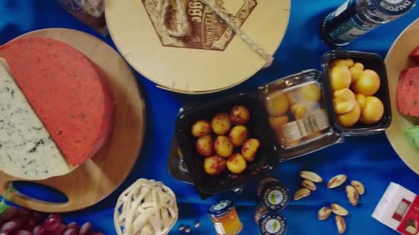 Движение над различными сортами сыра деликатесов на столе — стоковое видео