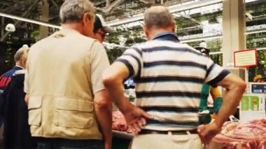 Müşteriler pazarda taze eti tercih ediyor.