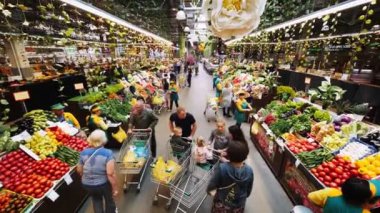 Taze ürünlerle çiftçi pazarı ve alışveriş yapan müşteriler