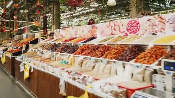 Tezgahlarda taze mallarla çiftçi pazarı boyunca hareket — Stok video