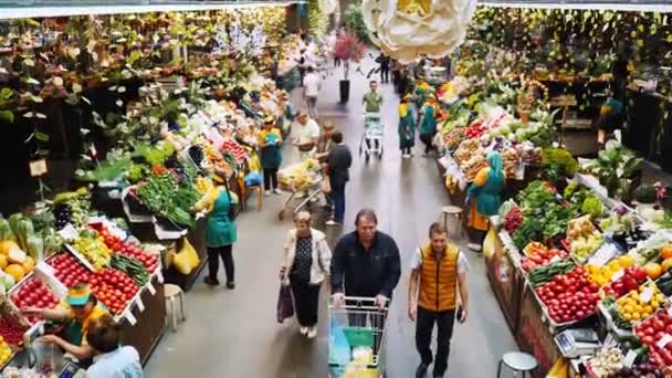 Klienci spacerują po przestronnym rynku rolnym wybierając towary — Wideo stockowe