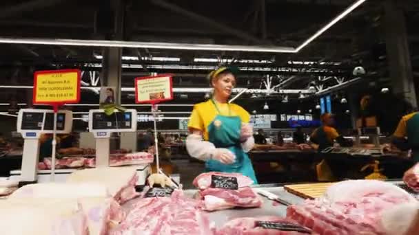 Kobieta pokazuje mięso wieprzowe do nabywcy na rynku nowoczesnych rolników — Wideo stockowe