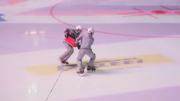 Patinaje sobre hielo hombres lanzamiento persona en diapositiva con cuerdas en espectáculo — Vídeo de stock