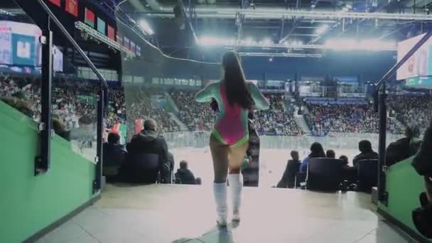 Черлидерша в сексуальных костюмах танцует с помпонами на стадионе — стоковое видео