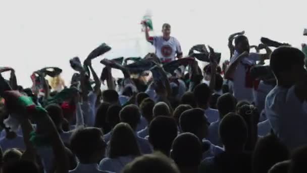 Líder de torcedores com espectadores acena lenços de marca no estádio — Vídeo de Stock