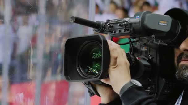 Maturo cameraman film hockey partita sulla moderna arena di ghiaccio — Video Stock