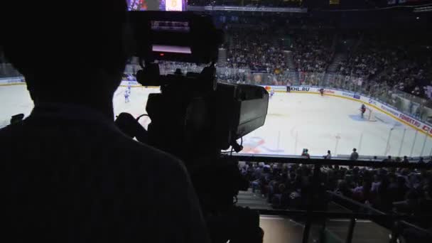 Sylwetka kamerzysty filmowania ciekawe hokej gry — Wideo stockowe