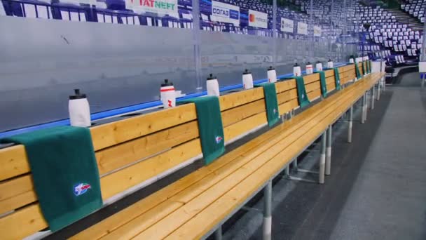 Bancos y botellas de plástico para jugadores de hockey cerca de la arena — Vídeo de stock