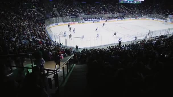 Equipes de hóquei lutar por Copa na arena perto de tribunos com os fãs — Vídeo de Stock