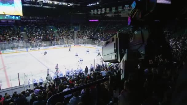 Silueta televizní kameraman natáčení zajímavé hokejové hry — Stock video