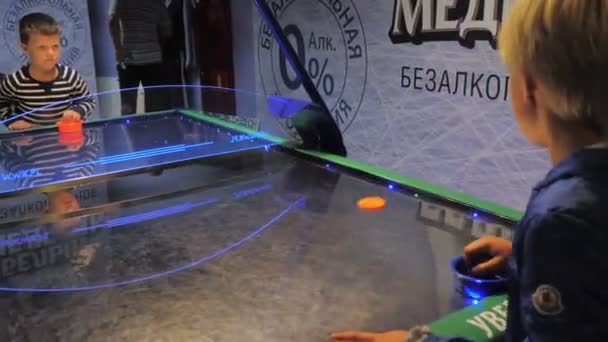 Little friends play air hockey having break at match in hall — Stock Video
