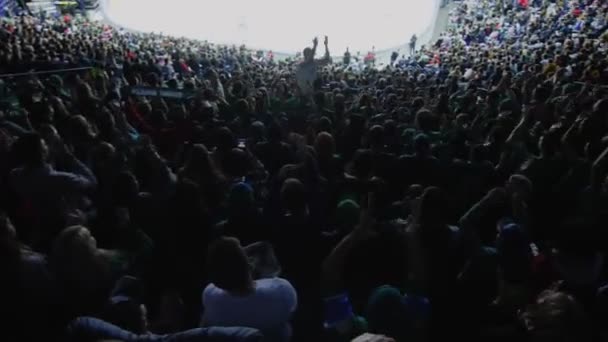 Amateurs de sport regarder match de hockey applaudissements mains au stade — Video