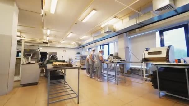 テーブルの上のパイのための均一なロール生地の女性労働者 — ストック動画