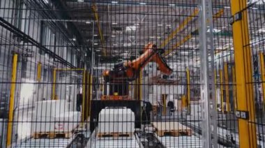 Kollu ekipman fabrikada böcek ilacı kutusunun üzerinde olduğunu gösteriyor.