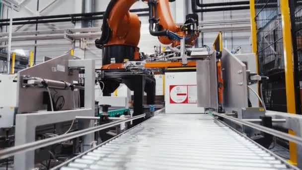 Machine neemt gewasbeschermingsmiddel doos door robotarm — Stockvideo