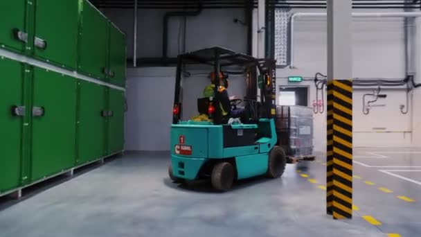 Forklift truck transports container with liquid pesticides — Stock Video