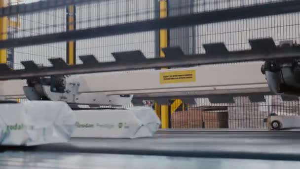 생산 라인 공장에서 무기질 양모를 운반하는 공장 — 비디오