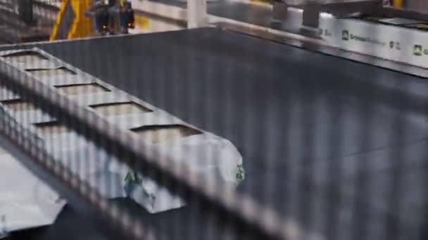 Výrobní linka přepravuje obaly struskové vlny dopravníkem — Stock video
