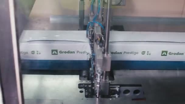 Linka odděluje plastové balíky z bavlny horkým nožem — Stock video