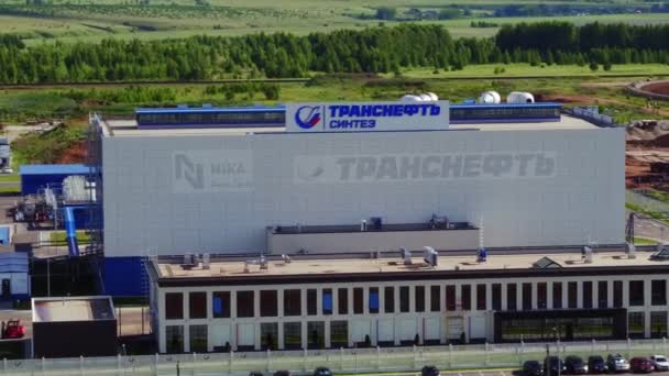 Газопереробний завод офісу з логотипом на даху і фасаді — стокове відео
