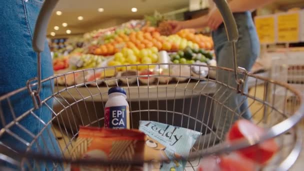 Fille met l'ananas dans des amis panier dans la boutique — Video