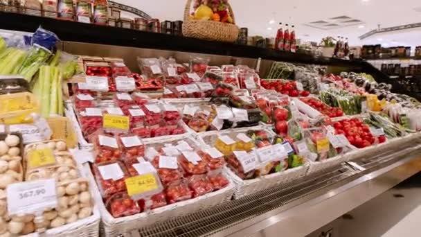 Verbraucher nehmen frisches Gemüse aus dem Supermarkt — Stockvideo