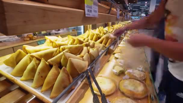 Kunder tar färska pajer från hyllorna i bageriet — Stockvideo