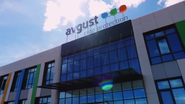 Edifici di produzione con logo Avgust sul tetto — Video Stock