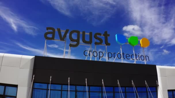 Fábrica de pesticidas de proteção de plantas com logotipo Avgust no telhado — Vídeo de Stock
