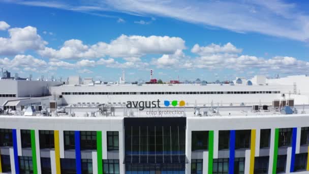 Beschermende chemische fabriek met Avgust-logo — Stockvideo