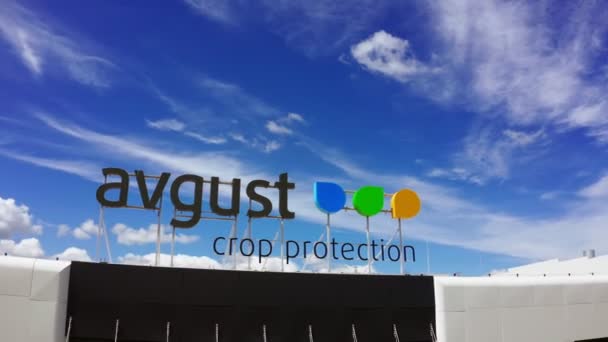 Avgust-logo op de fabriek voor de productie van gewasbeschermingsmiddelen — Stockvideo