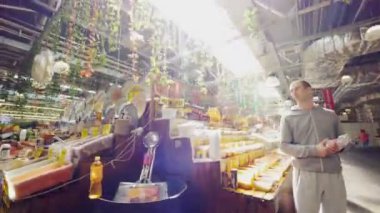 Baharat ve otantik hediyelik eşyalar sergileniyor.