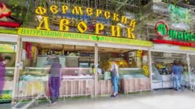 İnsanlar marketteki doğal yiyecekleri seçiyor.