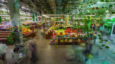 Meyve ve sebze bölümünde arabaları olan müşteriler.