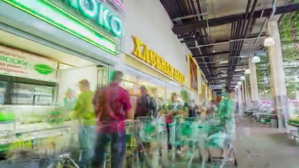 사람들은 시장에서 다른 가게로 걸어가는 쇼핑을 합니다. — 비디오