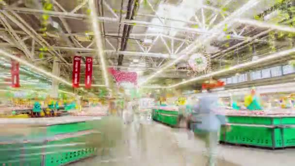 Bewegung an Fleischabteilung am Bauernmarkt vorbei — Stockvideo