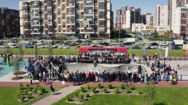 İnsanlar Green Park 'ta bilardo şampiyonası izliyor.