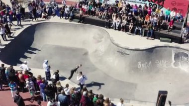 Kaykaycı, parktaki izleyicilerin önünde büyük bir havuza biner.