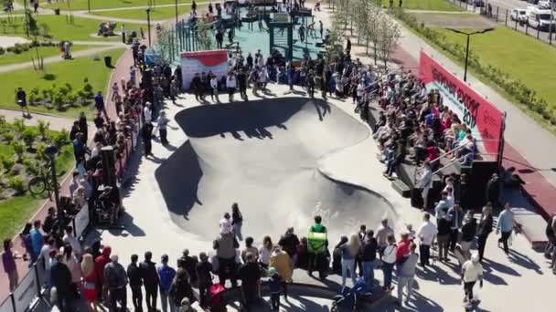 Парень катается на скейте в большом бассейне в парке на чемпионате — стоковое видео