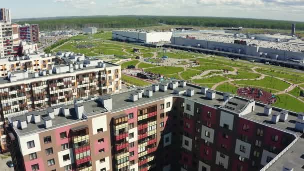 Kényelmes apartman multistory épületek a zöld park közelében — Stock videók